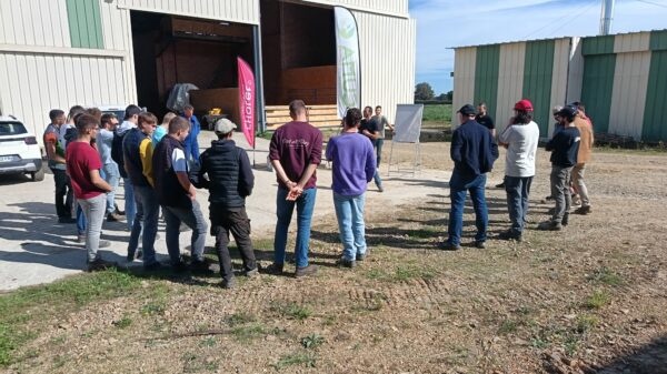 groupe de producteurs participant à une ferme ouverte technique dans le choletais