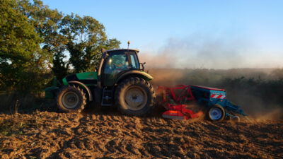 tracteur dans une parcelle en conversion vers l'agriculture biologique