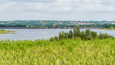 vue sur le lac de ribou depuis la ferme de Jean-Paul Vivion, membre de l'association bio Ribou Verdon